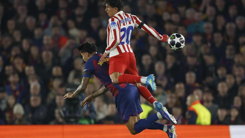Giuliano Simeone lluita amb Joao Cancelo en el Barça-Atlètic de Madrid de la Champions League