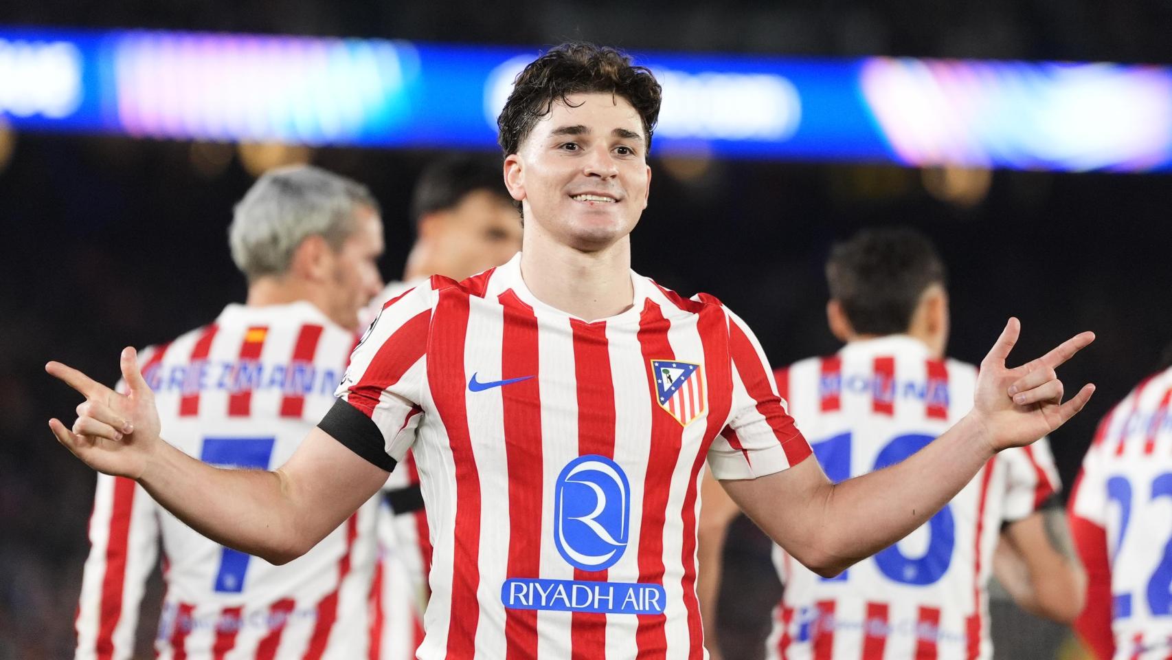 Julián Álvarez celebra su gol en el Barça-Atlético de Madrid de la Champions League