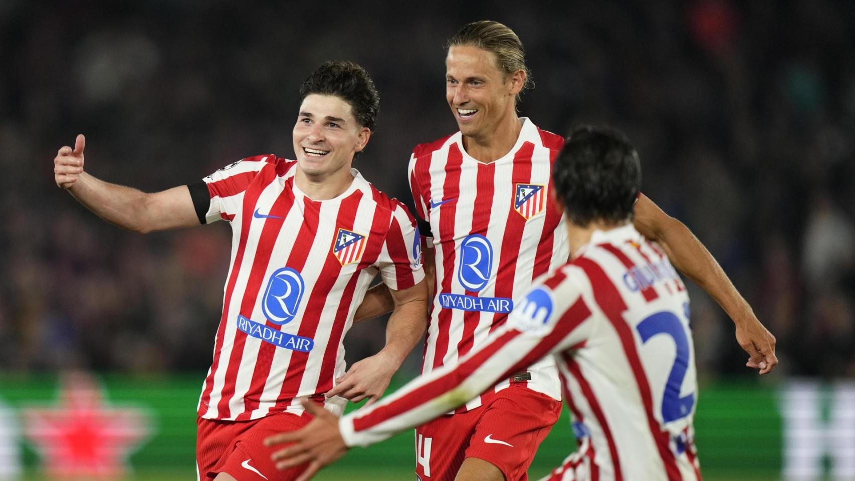 Julián Álvarez celebra su gol en el Barça-Atlético de Madrid de la Champions League