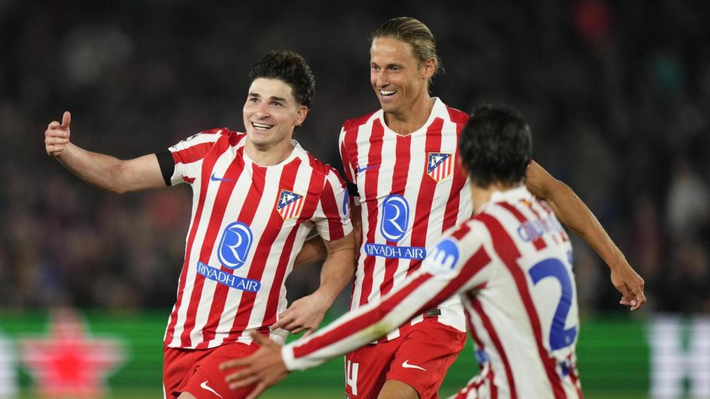 Julián Álvarez celebra su gol en el Barça-Atlético de Madrid de la Champions League