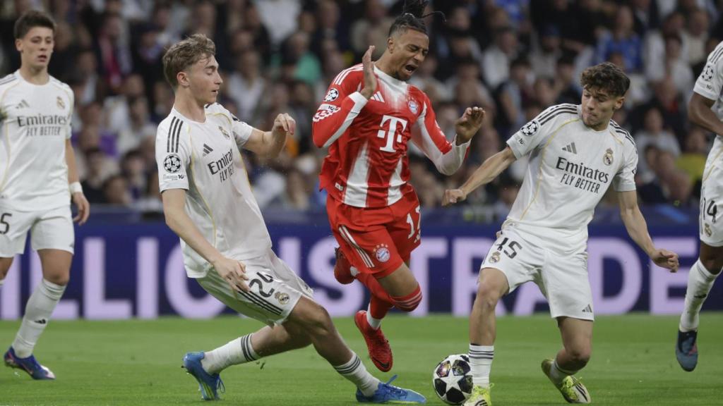 Dean Huijsen disputa un balón contra Michael Olise en el Real Madrid-Bayern