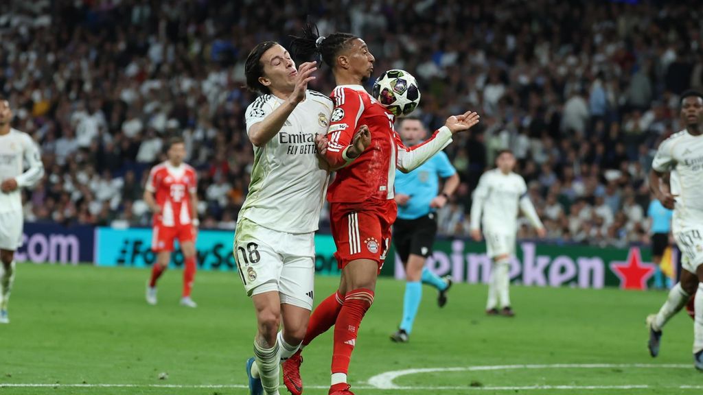 Michael Olise controla un balón dentro del área del Real Madrid