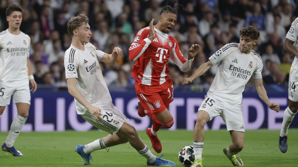 Dean Huijsen disputa una pilota contra Michael Olise al Reial Madrid-Bayern