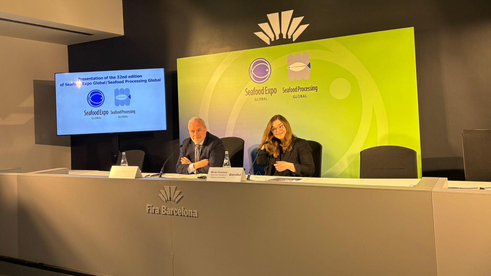 (i-d) El director general de Fira de Barcelona, Constantí Serrallonga, y la vicepresidenta de la Diversified (organizador de Seafood), Wynter Courmont