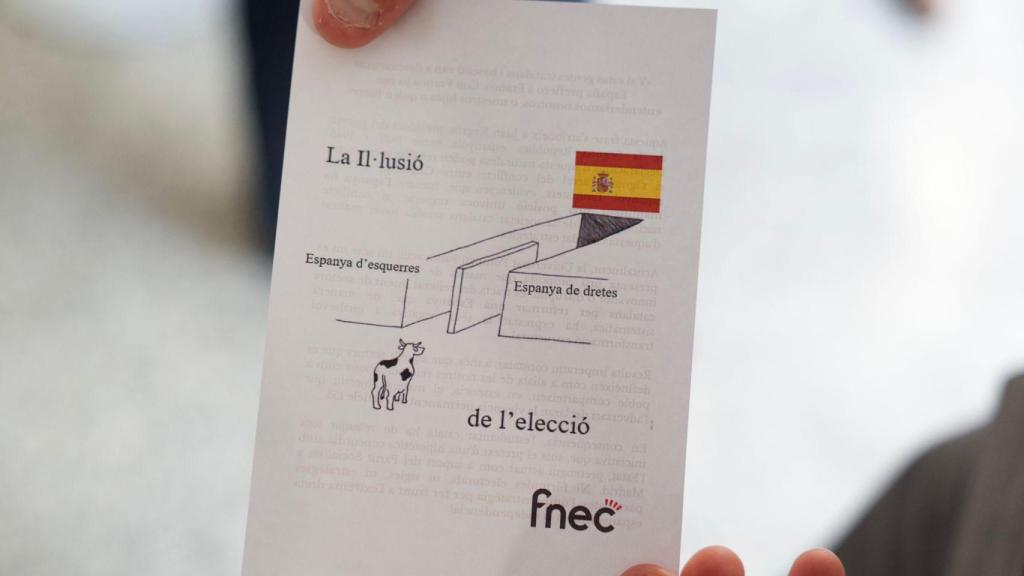 Flyers repartidos por independentistas a las puertas del acto de Rufián y Montero