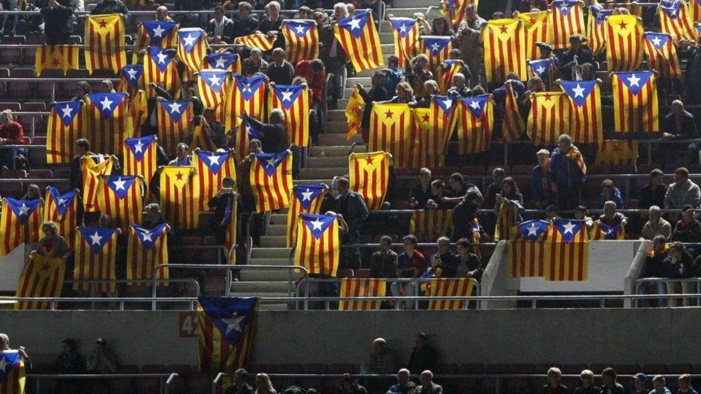 Los aficionados del Barça exhiben 'estelades' durante un partido de la Champions League