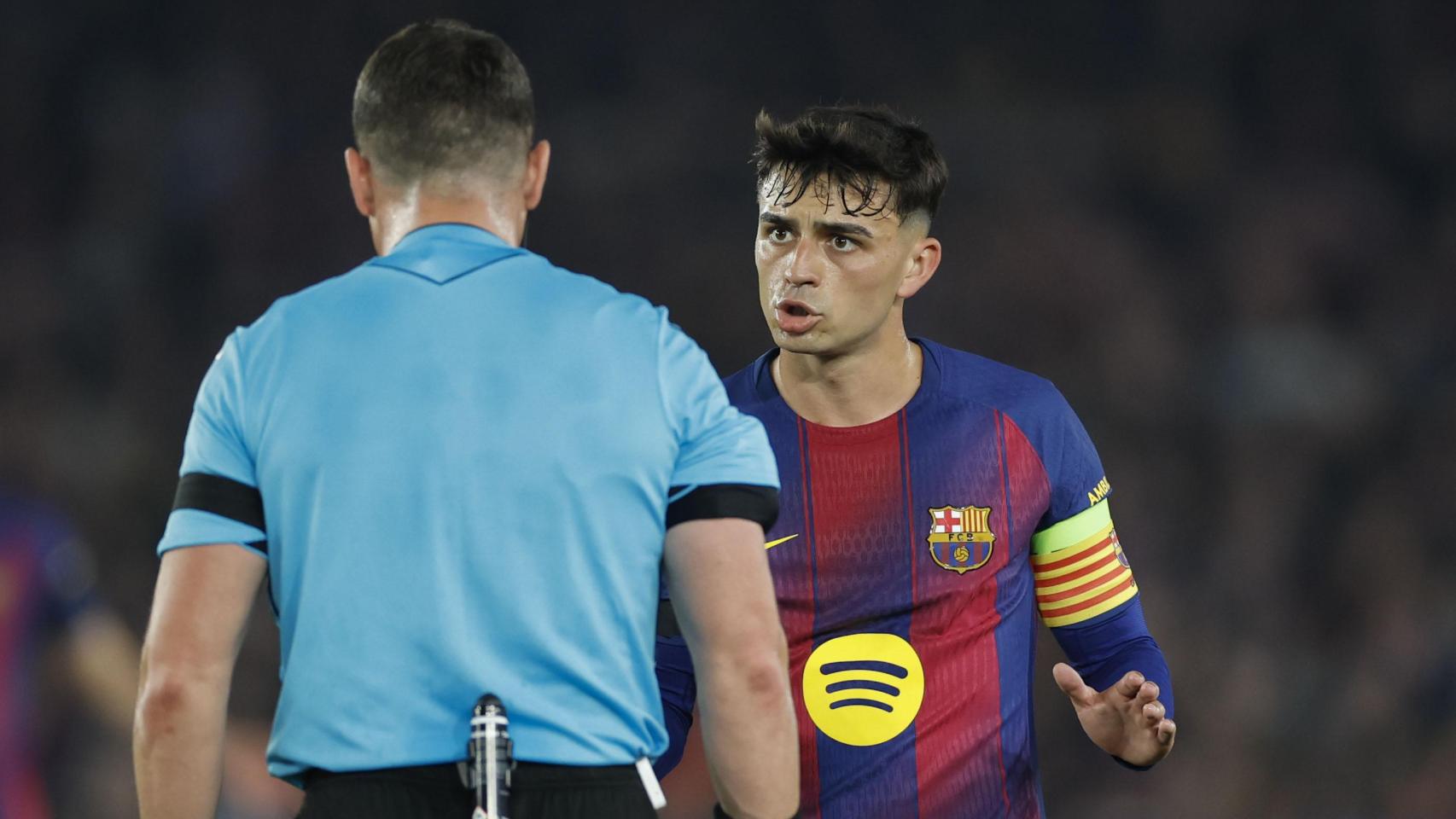 Pedri protesta una acción al árbitro István Kovács en el Barça-Atlético de Madrid de Champions.jpg