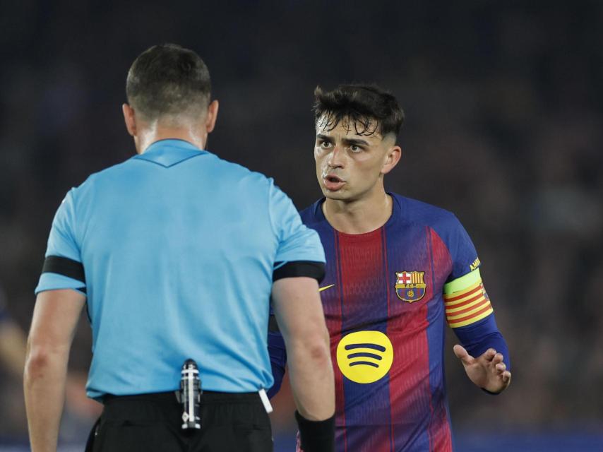 Pedri protesta una acció a l'àrbitre István Kovács en el Barça-Atlètic de Madrid de Champions
