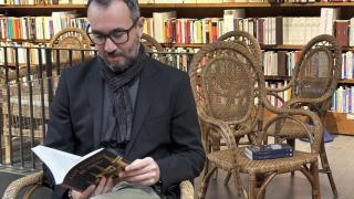 Jair Domínguez en su presentación de 'Els Xiprers' en la Llibreria Ona (Barcelona)