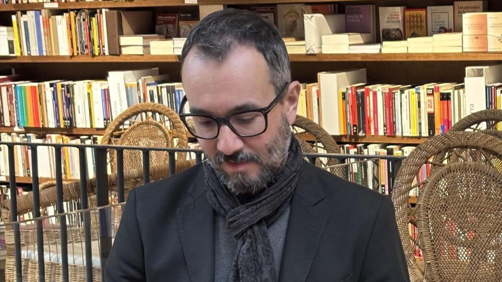 Jair Domínguez en su presentación de 'Els Xiprers' en la Llibreria Ona (Barcelona)
