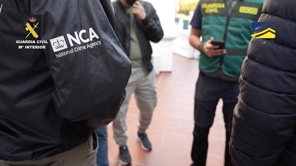 Agents de la Guàrdia Civil amb membres de la National Crime Agency del Regne Unit