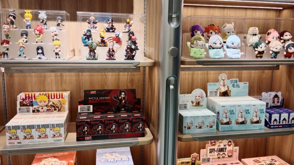 Figures en una botiga Pop Mart.jpeg
