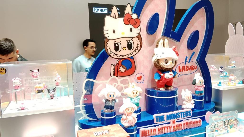 Exposició de figures i Labubus en una botiga Pop Mart