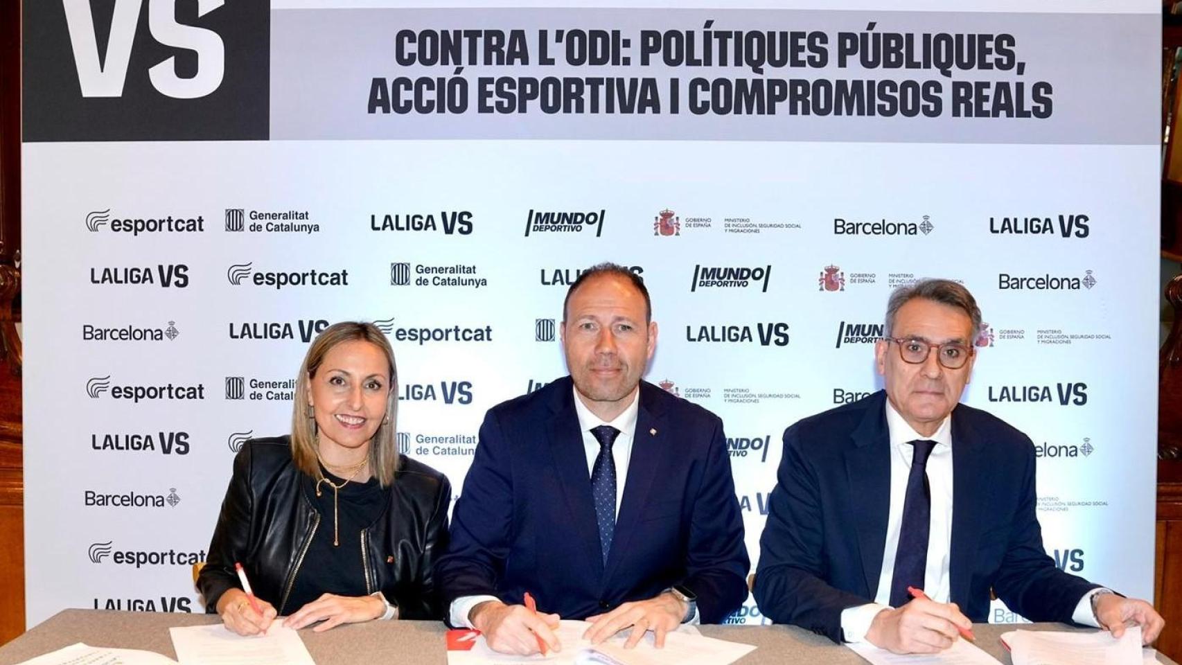 Los 'consellers' de la Generalitat de Cataluña Eva Menor y Berni Álvarez firman un convenio de colaboración con José Montero, directivo de LaLiga, el 9 de abril de 2026