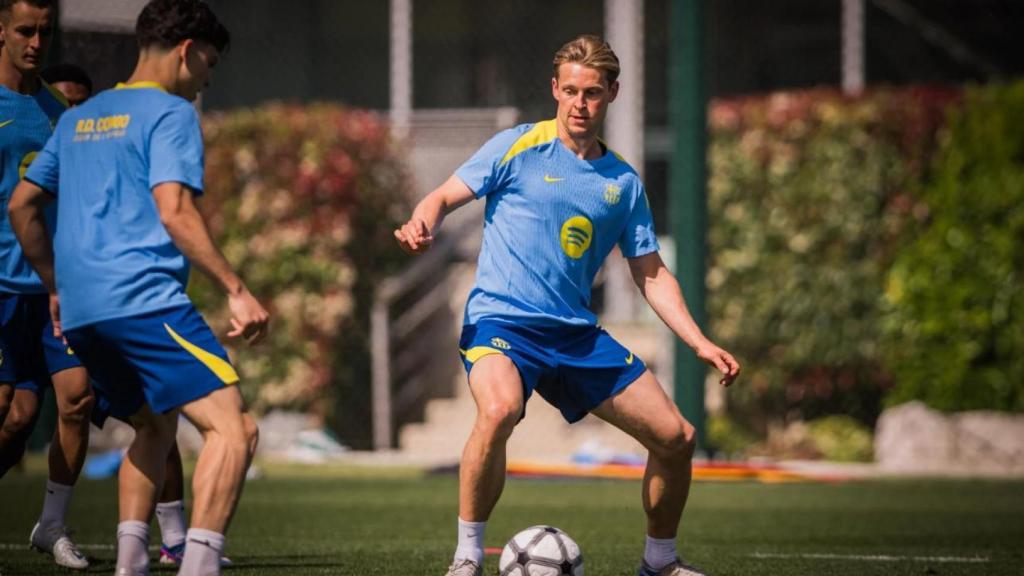 Frenkie de Jong torna a un entrenament del Barça després de la seva lesió