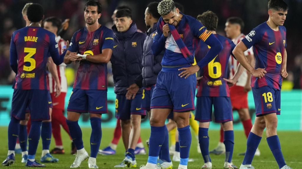 Los jugadores del Barça, decepcionados tras la derrota contra el Atlético de Madrid en Champions