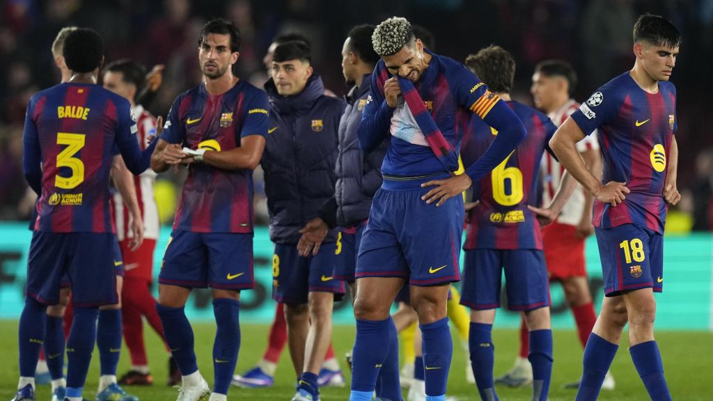 Los jugadores del Barça, decepcionados tras la derrota contra el Atlético de Madrid en Champions