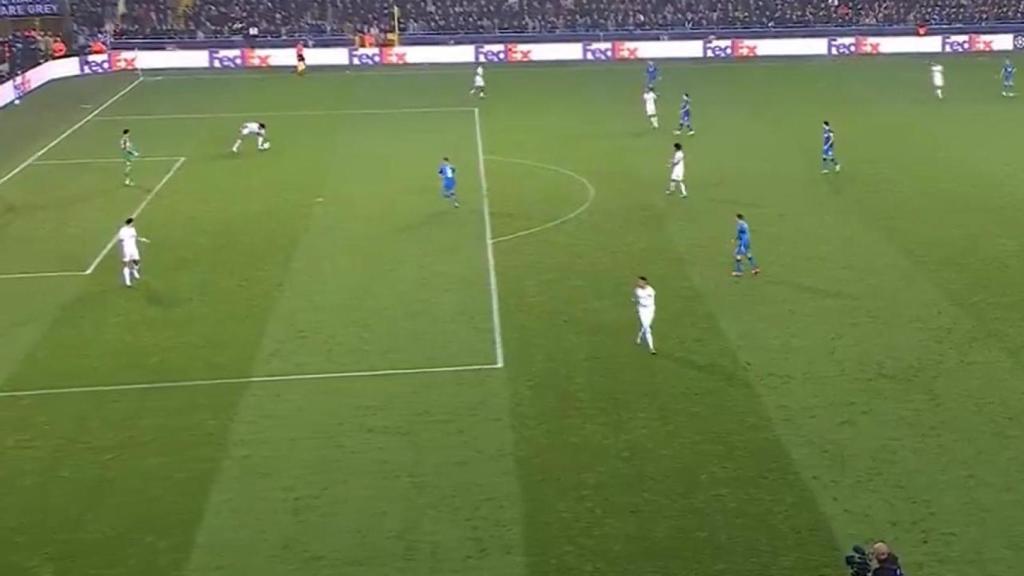 El penal comès per Tyrone Mings en un Bruges-Aston Villa que no li van xiular al Barça contra l'Atlètic de Madrid