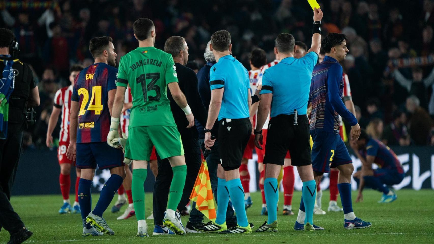 El árbitro István Kovács muestra la tarjeta amarilla a Joao Cancelo tras el Barça-Atlético de Madrid