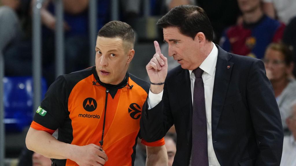 Xavi Pascual se queja al árbitro del Barça de basket-Panathinaikos