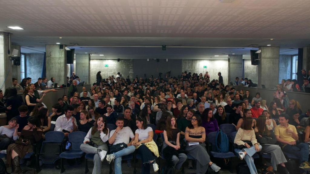 Imatge de l'auditori de la UPF durant l'acte de Rufián i Irene Montero