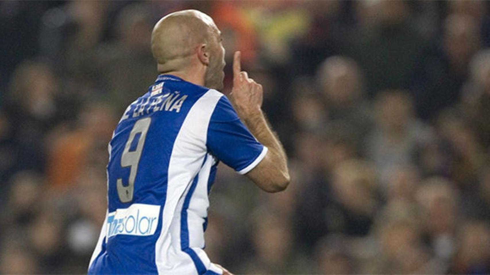 De la Peña celebra un gol del Espanyol al Barça