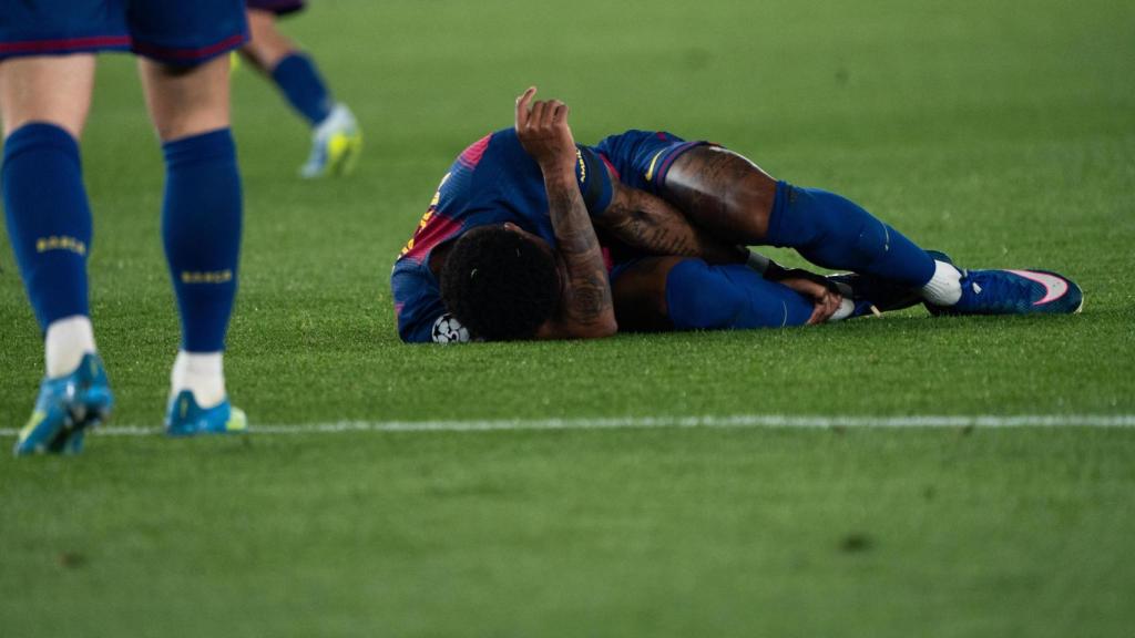Marcus Rashford, adolorit després de rebre una falta al Barça-Atlètic