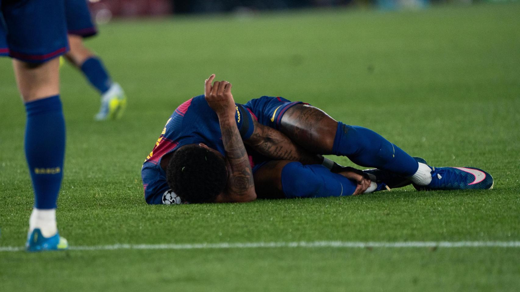 Marcus Rashford, dolorido tras recibir una falta en el Barça-Atlético