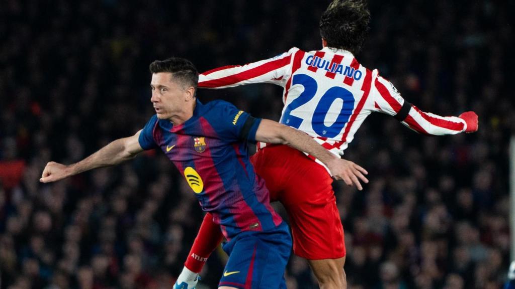 Robert Lewandowski es disputa la pilota amb Giuliano Simeone en el Barça-Atlètic de Madrid de la Champions League