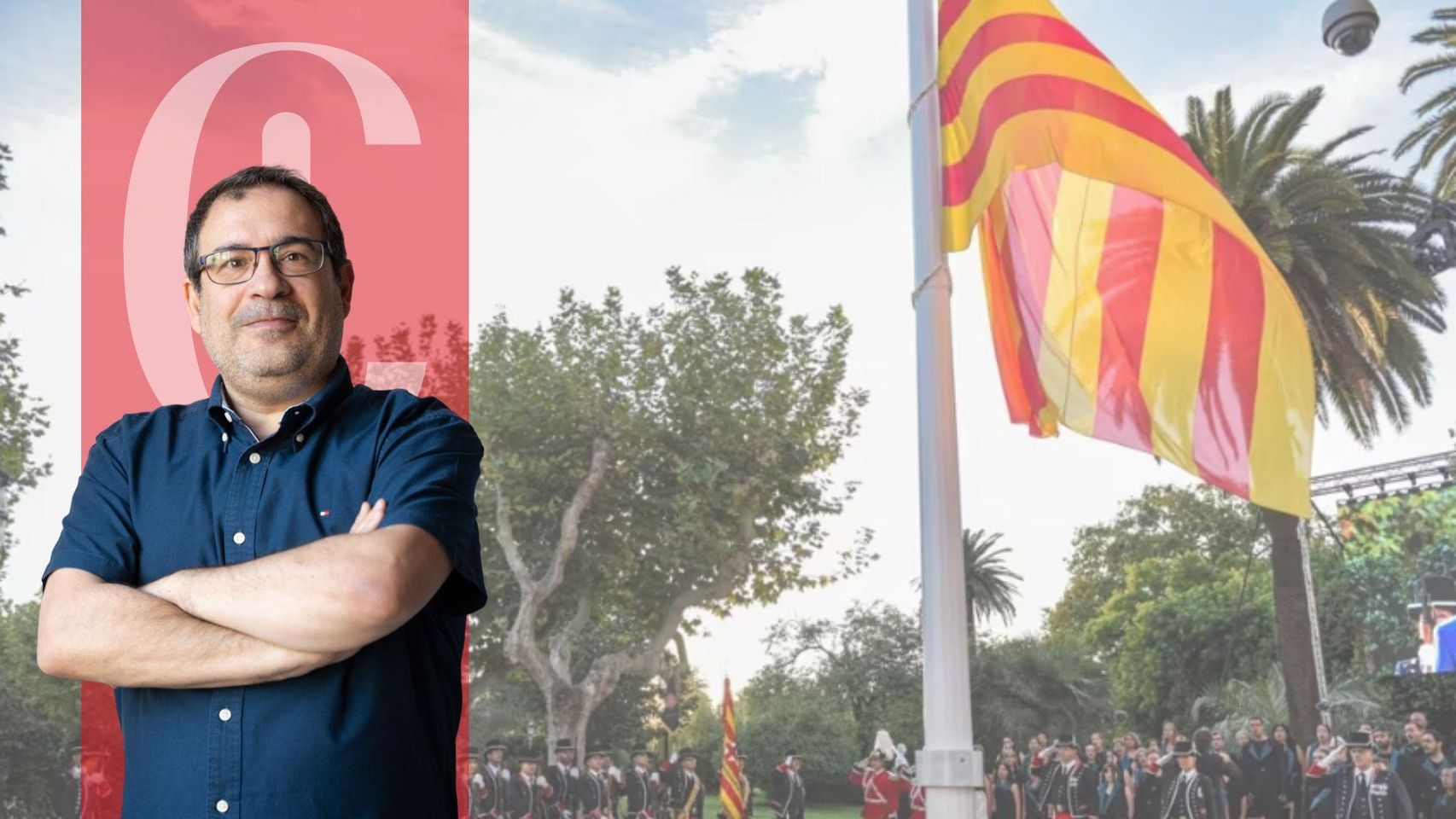 Alejandro Tercero y la 'senyera' situada ante el Parlament