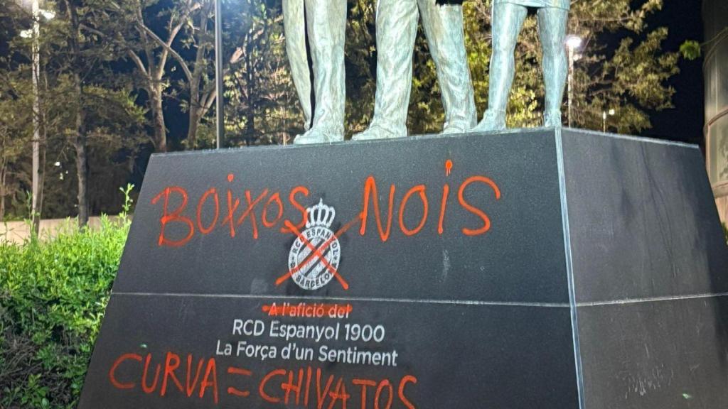 Los Boixos Nois vandalizan la Estatua de la Afición del Espanyol