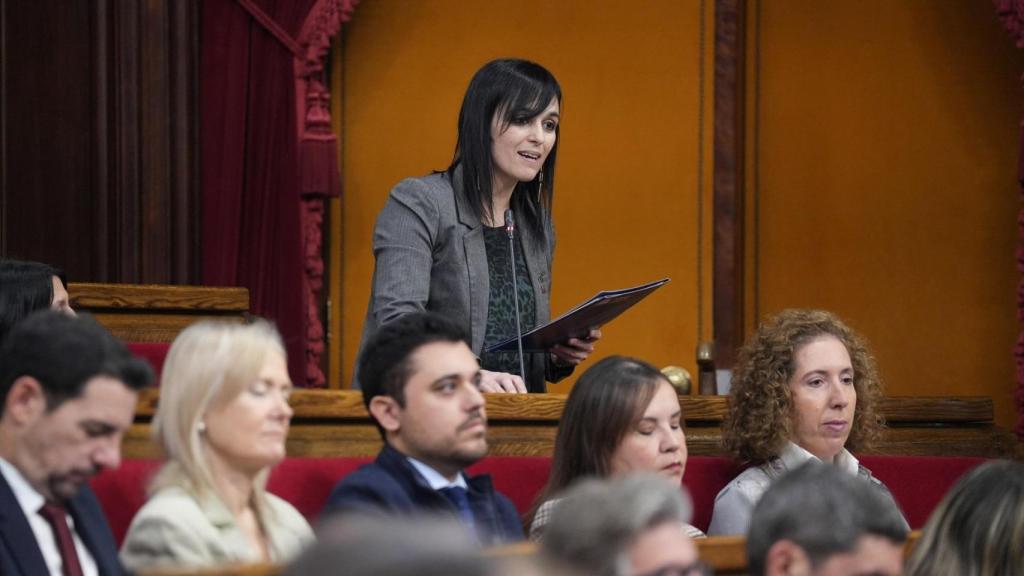 La diputada de Aliança Catalana Silvia Orriols interviene durante una sesión de control al Govern, en el Parlament de Cataluña, a 17 de diciembre de 2025