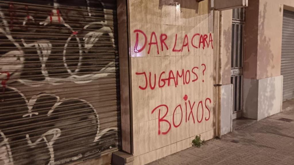 Pintada dels Boixos Nois en un lloc de reunió de l'afició de l'Espanyol abans del derbi contra el Barça