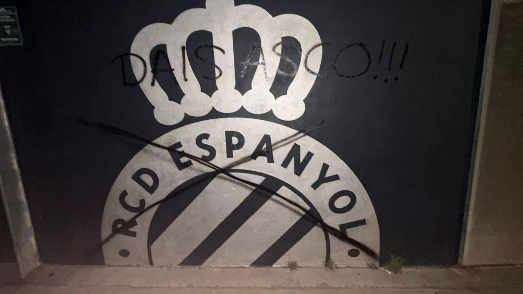 Pintada de los Boixos Nois sobre el escudo del Espanyol en el RCDE Stadium