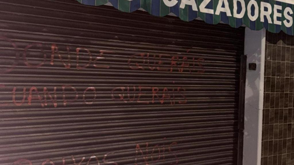 Pintada dels Boixos Nois sobre el Bar Los Cazadores, lloc emblemàtic de l'Espanyol