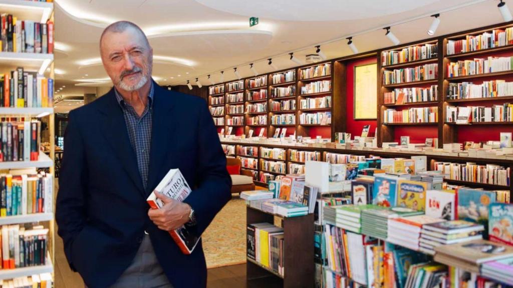 Arturo Pérez-Reverte en la librería Finestres.jpg