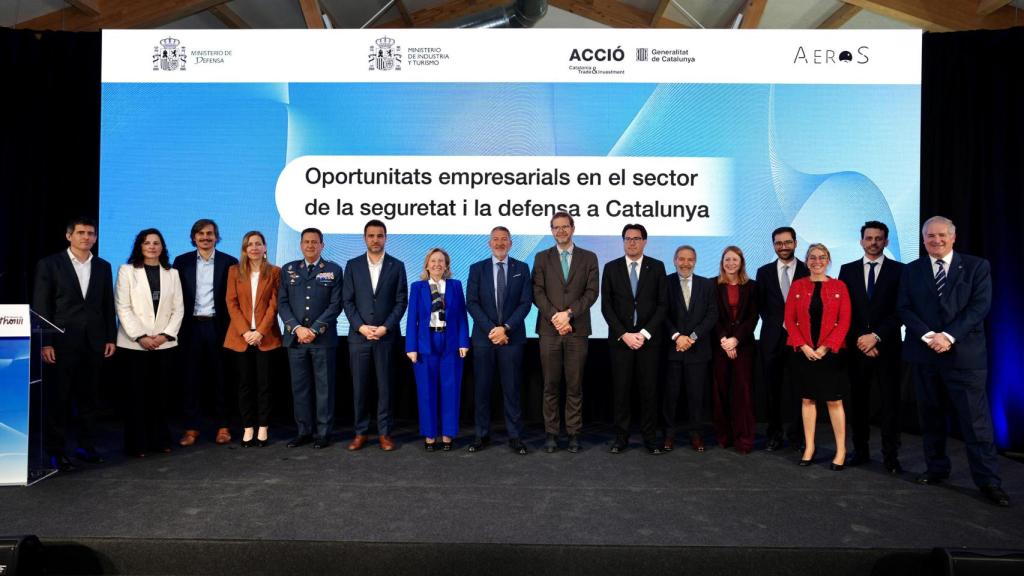 Foto de família a la jornada del cicle de trobades 'Oportunitats empresarials en l'àmbit de la seguretat i la defensa'