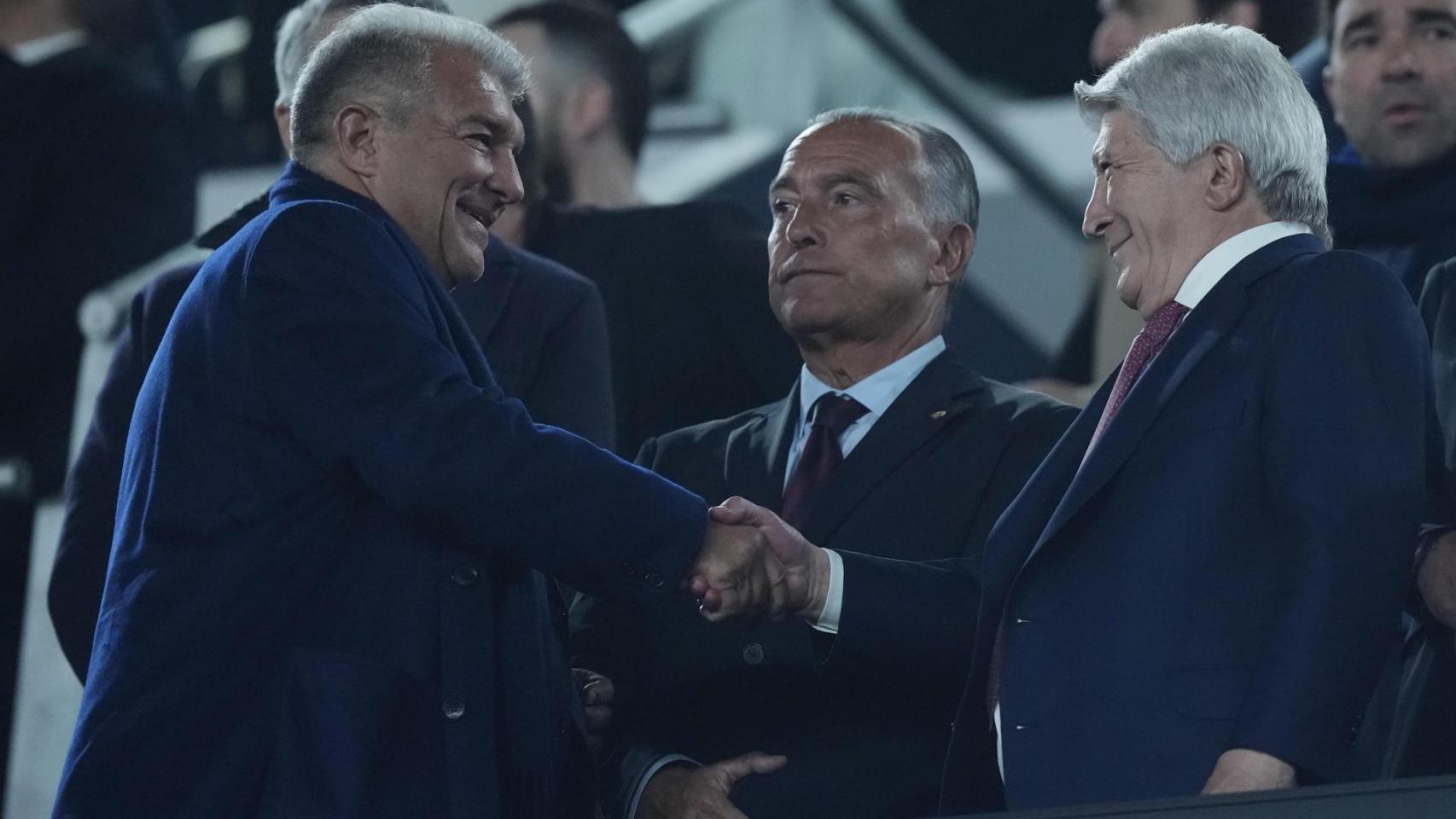 Joan Laporta y Enrique Cerezo se saludan en el palco del Spotify Camp Nou