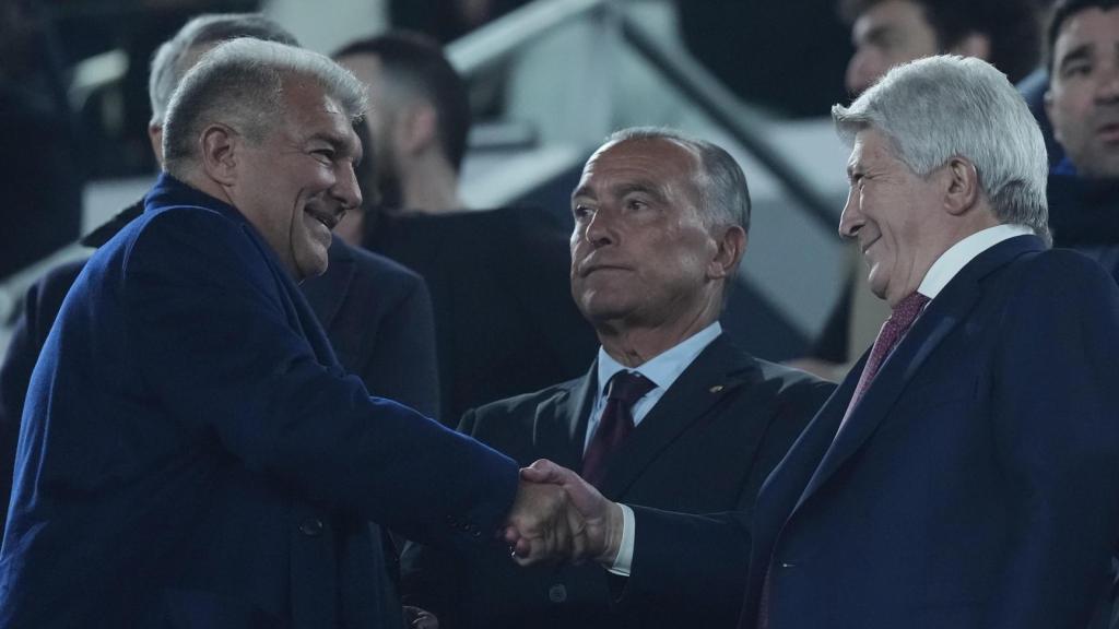 Joan Laporta y Enrique Cerezo se saludan en el palco del Spotify Camp Nou