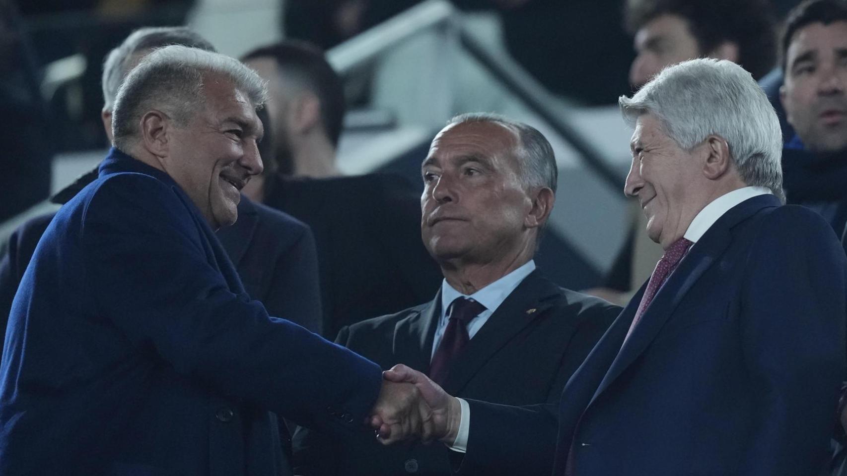 Joan Laporta y Enrique Cerezo se saludan en el palco del Spotify Camp Nou