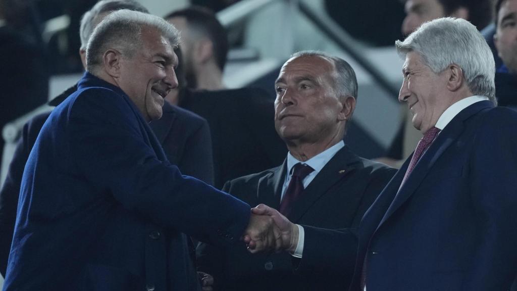 Joan Laporta y Enrique Cerezo se saludan en el palco del Spotify Camp Nou