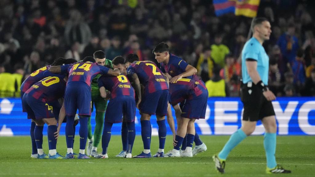 Los jugadores del Barça se juntan en una arenga antes de la segunda mitad del Barça-Atlético de Madrid de Champions League con Istvan Kovacs delante