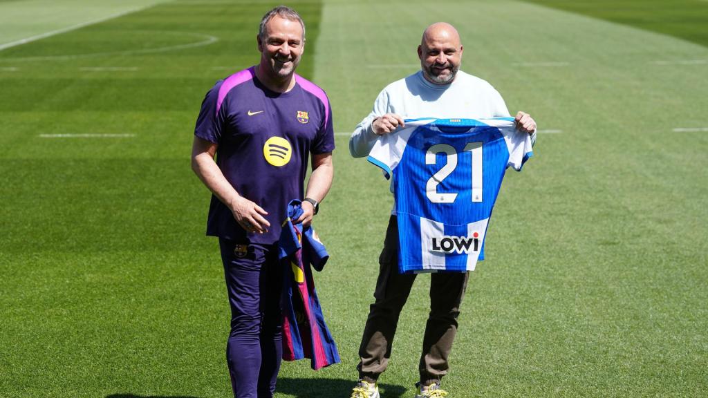 Hansi Flick y Manolo González se saludan antes del derbi en el Spotify Camp Nou