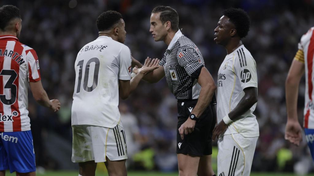 Kylian Mbappé se queja a Alberola Rojas en el Real Madrid-Girona de la Liga