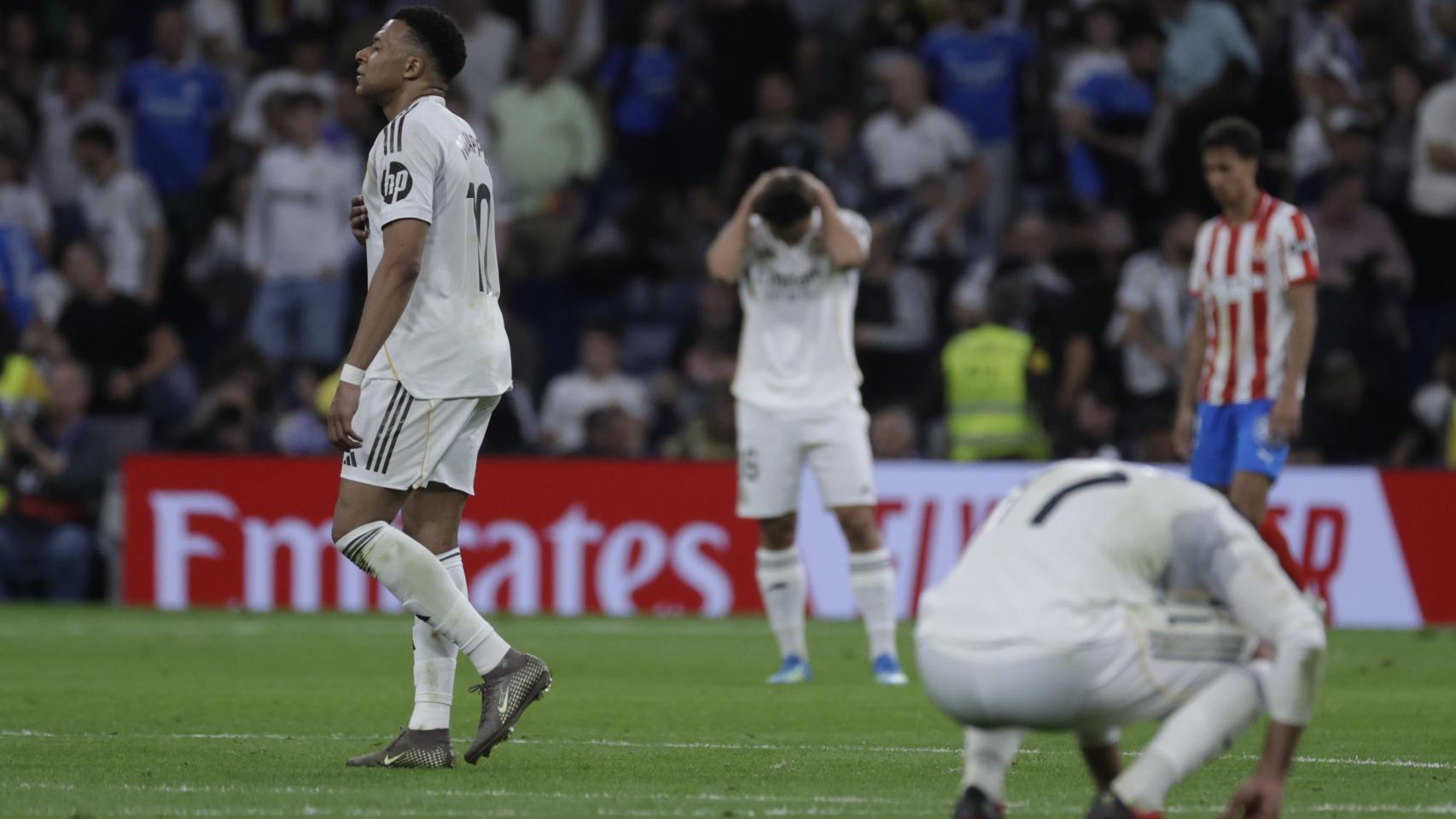 Los jugadores del Real Madrid se lamentan tras empatar con el Girona (1-1) en el Bernabéu