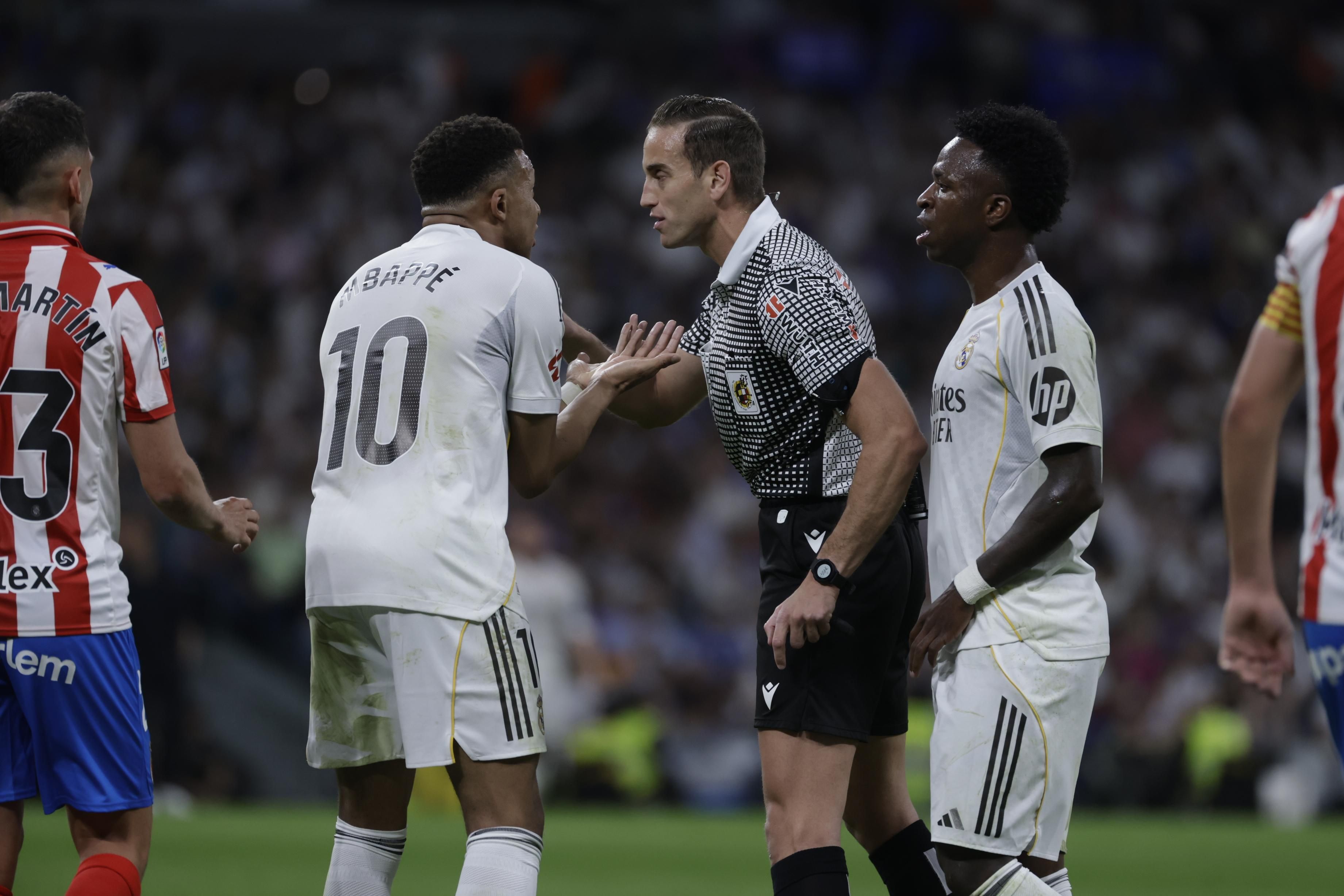 Kylian Mbappé es queixa a Alberola Rojas en el Reial Madrid-Girona de la Lliga