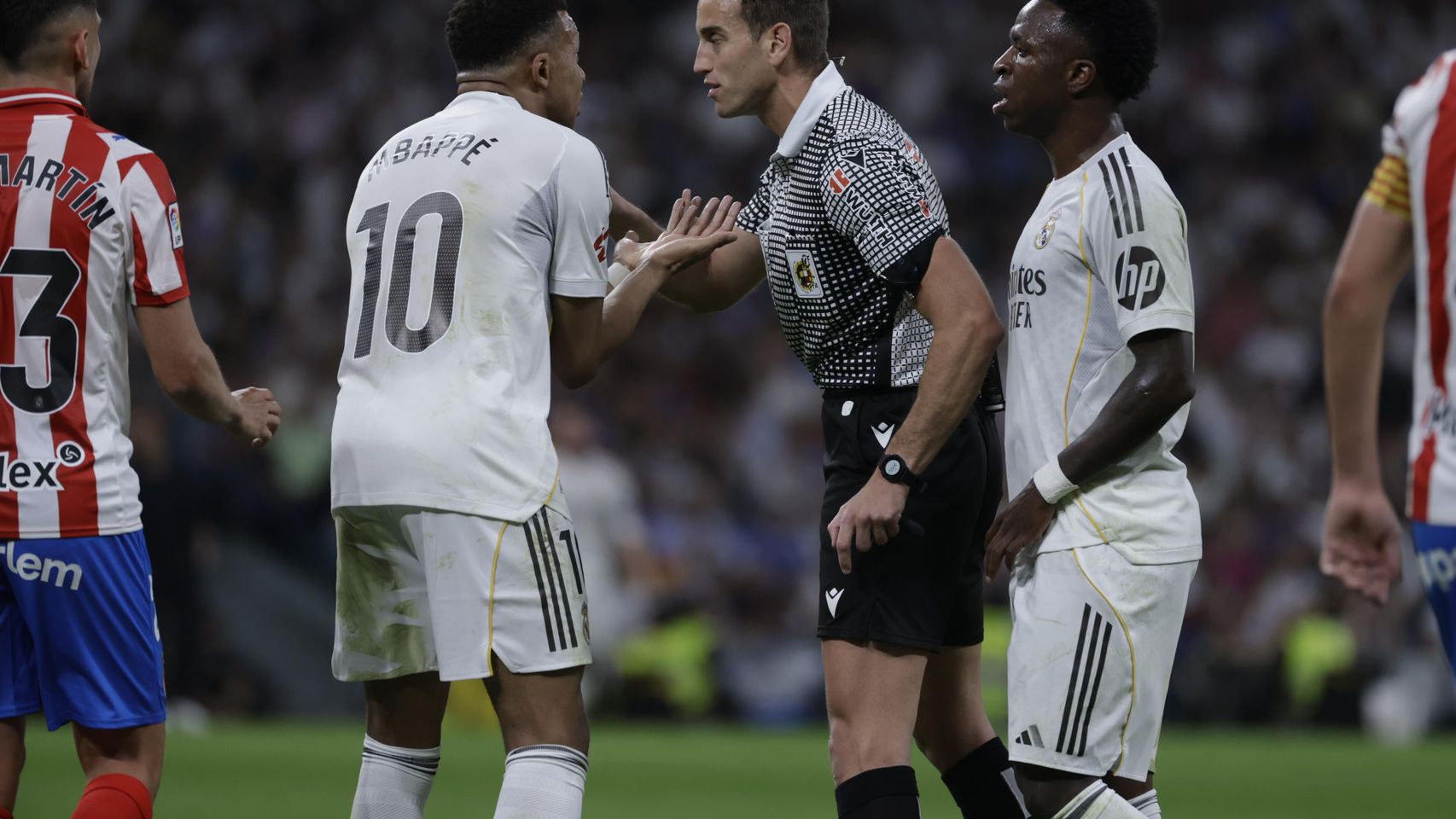 Kylian Mbappé se queja a Alberola Rojas en el Real Madrid-Girona de la Liga