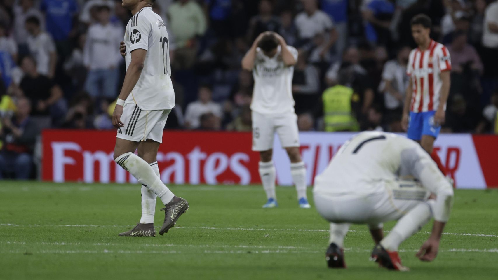 Los jugadores del Real Madrid se lamentan tras empatar con el Girona (1-1) en el Bernabéu