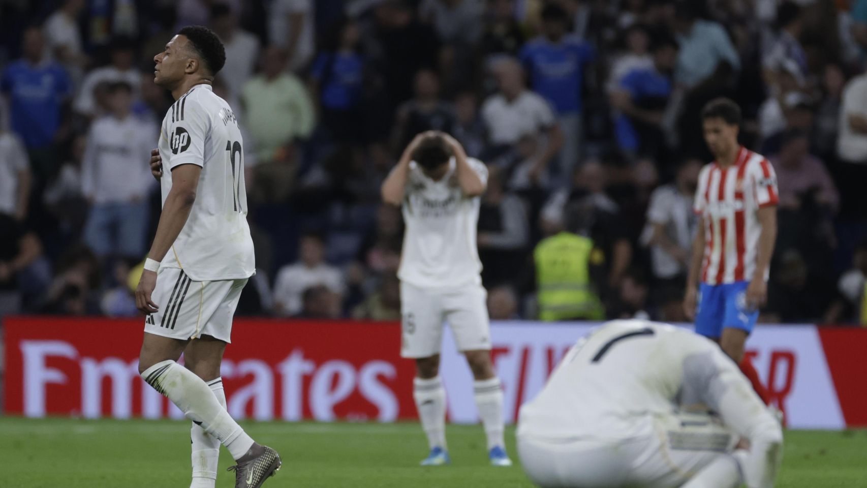Los jugadores del Real Madrid se lamentan tras empatar con el Girona (1-1) en el Bernabéu