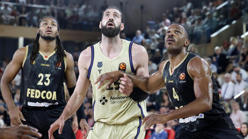 Tornike Shengelia, atento al rebote, en el Monaco-Barça de basket de la Euroliga